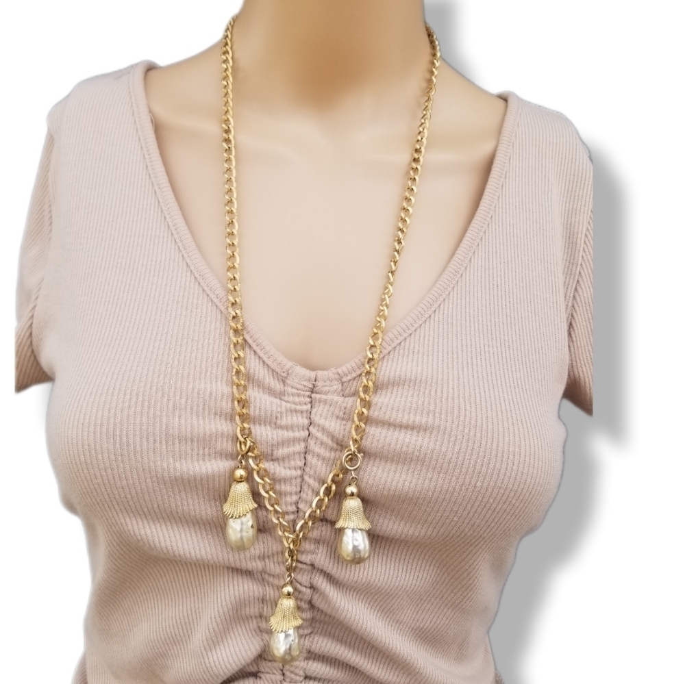 SARAH COVENTRY 1964 FASHION PARADE GOLDTONE CHAIN & PEARL PENDANTS NECKLACE